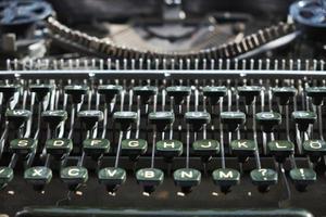 teclado de una vieja máquina de escribir retro con el alfabeto inglés. foto