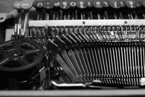 mecanismo y teclado de una vieja máquina de escribir con bobina de película.en imagen en blanco y negro. foto