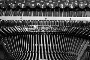 mecanismo de tipografía de huelguistas con el alfabeto inglés en una vieja máquina de escribir retro. foto