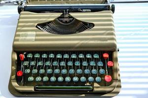 teclado de una máquina de escribir retro, iluminado por la luz del sol. foto