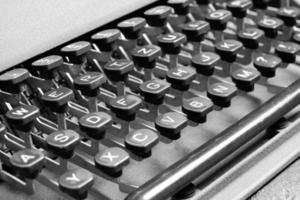 teclado de una vieja máquina de escribir retro con el alfabeto inglés. En imagen en blanco y negro.