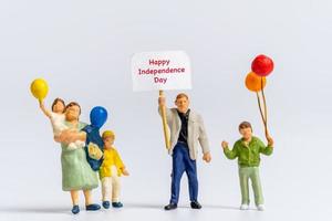 gente en miniatura sosteniendo banderas con la palabra feliz día de la independencia foto