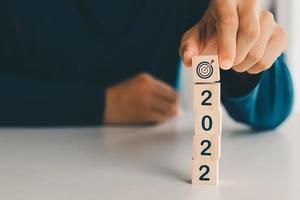 año nuevo 2022 y plan de objetivos, palo móvil con año nuevo 2022 e icono de objetivos o objetivos, concepto de objetivo y visión empresarial de año nuevo.