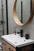 gran espejo sobre el lavabo del recipiente en el elegante interior del baño