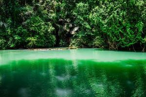 Cascada de paisaje que bok khorani. lago del parque nacional thanbok khoranee, sendero natural, bosque, bosque de manglares, naturaleza de viaje, viaje a tailandia. estudio de la naturaleza. atracciones