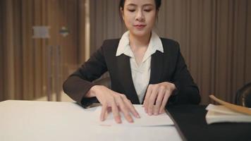 la secrétaire du bureau asiatique propose de revérifier les documents contractuels avant de signer l'accord de travail de l'entreprise, la prise de décision, le document de démission de la paperasse, le licenciement du formulaire d'emploi, l'échec sans emploi dans la vie professionnelle video