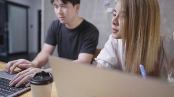 estudantes asiáticos fazendo e-learning por videoconferência com um professor on-line no laptop na sala de estar em casa, ensinando e aprendendo em casa, homeschooling durante a quarentena e surto de coronavírus video