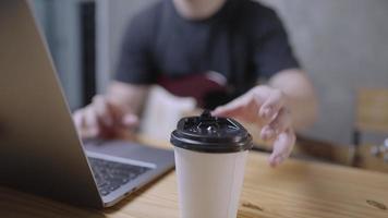 foco frontal na mão masculina de pele branca pegando uma xícara de café durante o tempo de frenagem, serviço de comida ou bebida para viagem, prevenção de doenças por coronavírus, trabalho em casa, pessoas capacitando cafeína, video