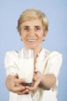 mujer mayor sana con vaso de leche foto