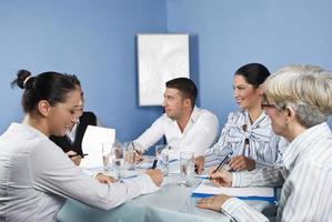 grupo de personas divirtiéndose en una reunión de negocios foto