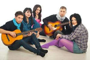 reunión de cinco amigos con guitarras foto