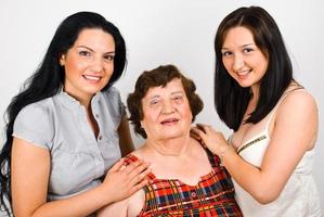 retrato de abuela con nietas foto