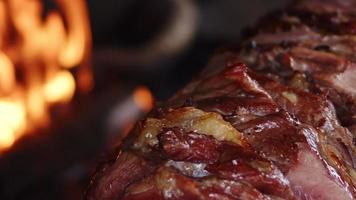 comida tradicional turca llamada cag kebab doner en fuego de barbacoa video