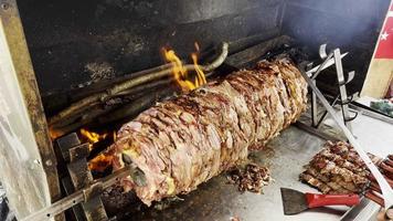 comida tradicional turca llamada cag kebab doner en fuego de barbacoa video