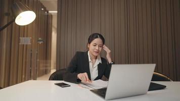 mujer de negocios trabajadora con ropa formal disfrutando de un momento de sucesión después de un largo trabajo, feliz trabajador positivo que terminó el trabajo preparándose para salir de una oficina a altas horas de la noche, trabajando horas extras video