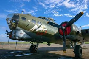 duxford, cambridgeshire, reino unido, 2004. primer plano del bombardero estadounidense sally b en el museo imperial de la guerra foto