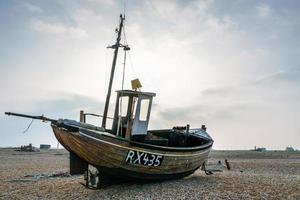 dungeness, kent, reino unido, 2015. barco de pesca en la playa foto