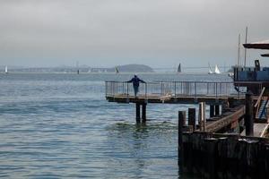 Sausalito, California, EE.UU., 2011. Pesca desde el embarcadero foto