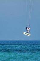 avdimou, chipre, grecia, 2009. aprendiendo a hacer kite surf en la playa de avdimou foto