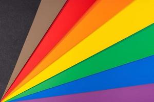 nuevo fondo de la bandera del arco iris lgbt con rayas negras y marrones. grupo de cartulinas de colores. bandera del orgullo gay foto