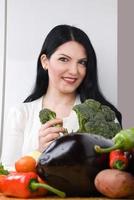 mujer con brócoli y verduras foto