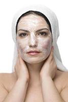 mujer con máscara de crema en el spa diario