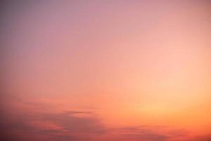 hermosas nubes de color naranja suave y luz solar en el cielo azul perfectas para el fondo, tomar en la mañana, el crepúsculo, el fondo de la mañana del cielo foto