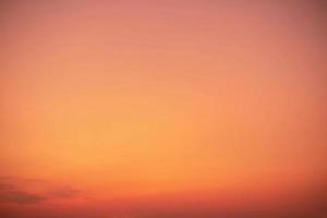 hermosas nubes de color naranja suave y luz solar en el cielo azul perfectas para el fondo, tomar en la mañana, el crepúsculo, el fondo de la mañana del cielo foto