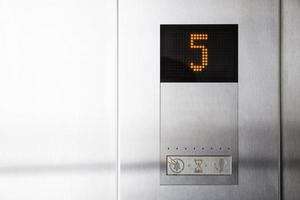 piso número cinco en la pantalla LCD electrónica en el ascensor del moderno centro de negocios foto