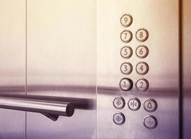 botones y pasamanos en modernos centros de negocios de ascensores foto