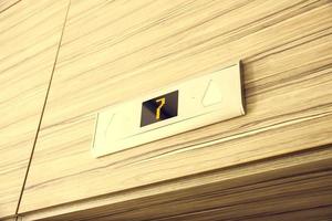 pantalla digital electrónica con el número del séptimo piso por encima de la puerta del ascensor foto