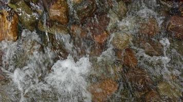 het water in de natuurlijke hulpbronnen in de watervalattracties in thailand is cool. koel water stroomt door de rotsen. video