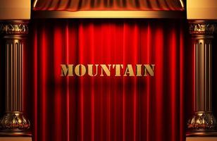 palabra dorada de montaña en cortina roja foto