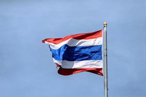 ondeando la bandera tailandesa con fondo de cielo azul foto