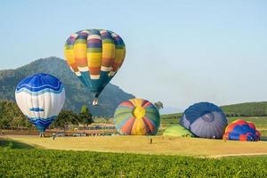 chiangrai, tailandia - 26 de noviembre de 2014 - desafío de globos aerostáticos en singha park chiangrai en farm festival 2014 foto
