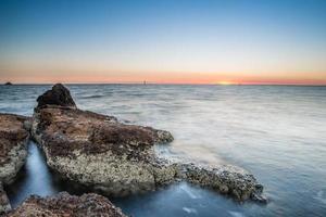 la playa de roca negra en melbourne, australia. foto