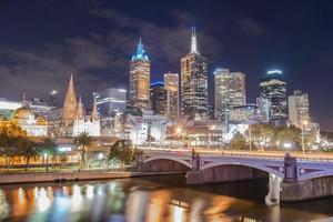 Melbourne la ciudad más habitable del mundo. vista del paisaje en la noche. foto