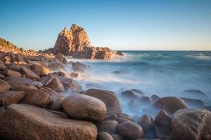 la roca de los pináculos en el cabo woolamai, uno de los lugares de mayor atracción turística en phillip island, melbourne, australia al atardecer. foto