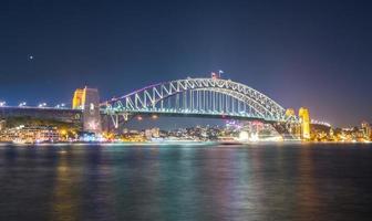 el puente del puerto se ilumina en el festival vivid sydney en sydney, nueva gales del sur, australia. foto