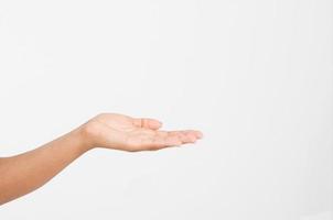 Abra la mano de una mujer negra, con la palma hacia arriba aislada sobre fondo blanco.Vista frontal. Bosquejo. copie el espacio. plantilla. blanco. foto