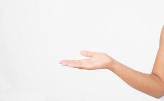 Abra la mano de una mujer negra, con la palma hacia arriba aislada sobre fondo blanco.Vista frontal. Bosquejo. copie el espacio. plantilla. blanco. foto