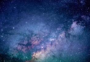 galaxia vía láctea con estrellas y polvo espacial en el universo, fotografía de larga exposición, con grano.
