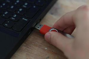 Un Plugging USB stick into Laptop photo