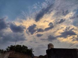 nubes de colores sobre la ciudad foto