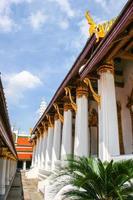 pilares y arquitectura de techo y estilo de templo tailandés en wat phra kaew foto