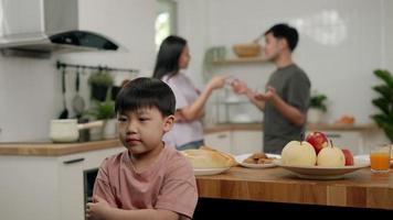 problème domestique dans la famille pour divorcer.le fils se couvre les oreilles pour qu'il puisse entendre les parents se disputer.l'enfant a des problèmes mentaux dus à des problèmes familiaux. video