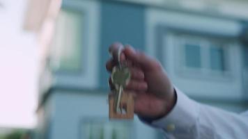 el propietario abre la llave de la casa para el nuevo hogar video