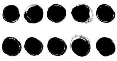 conjunto de trazos de pincel de círculo vectorial textura llena de tinta negra sobre un fondo blanco