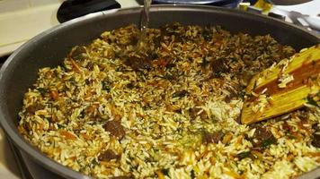 cuisiner du riz traditionnel ouzbek avec de la viande video