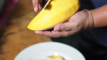 Using a knife to peel ripe mangos video